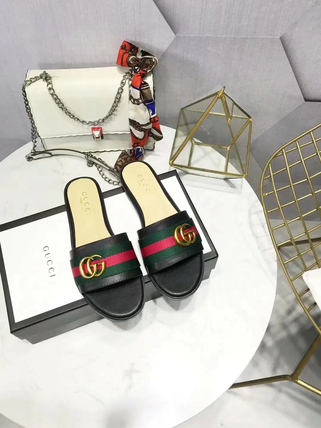 👟👟Ex-factory price 280👟👟 Gucci slippers. All in sheepskin. Sheepskin feet with original GUCCI bronze buckles. High-end atmosphere. Wear-resistant and non-slip branded rubber outsole. 35-42 yards. (41*42 can be customized, non-refundable and non-exchangeable* Welcome new and old customers to sell as shown in the picture)